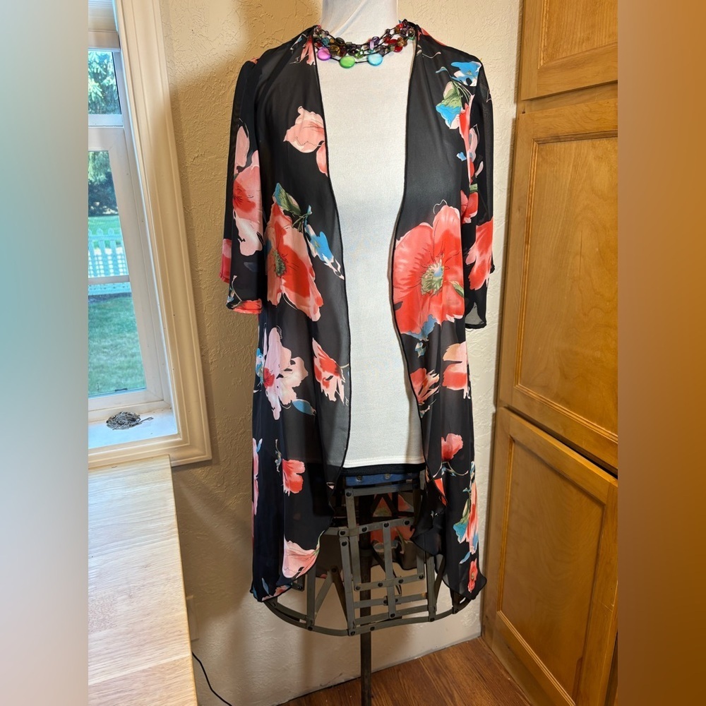 Forever 21 Black‎ Floral Kimono